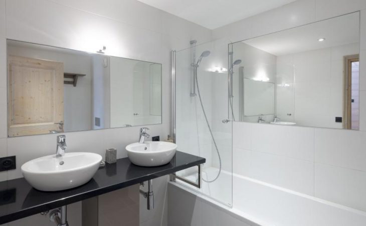 Chalet Mistral, Courchevel, Twin Sinks